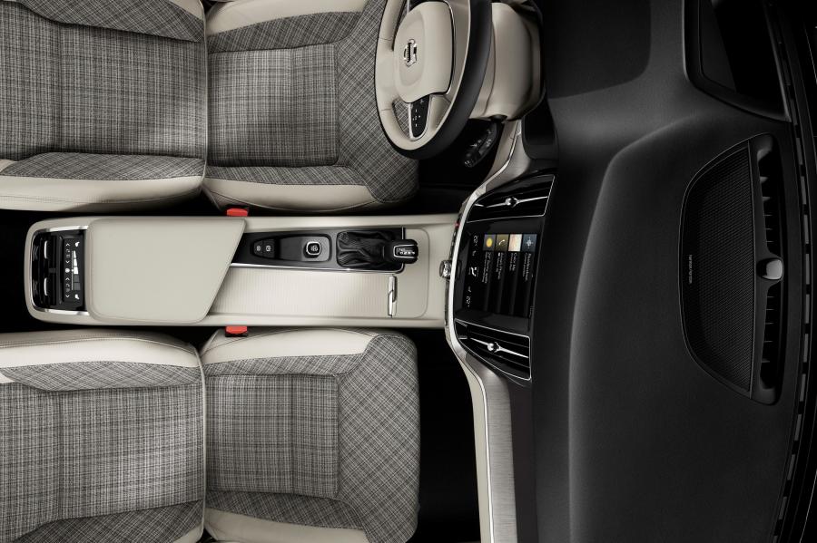 Интерьер Volvo V60 T6 Momentum 2018 года  (WW) (фото 13 из 15)